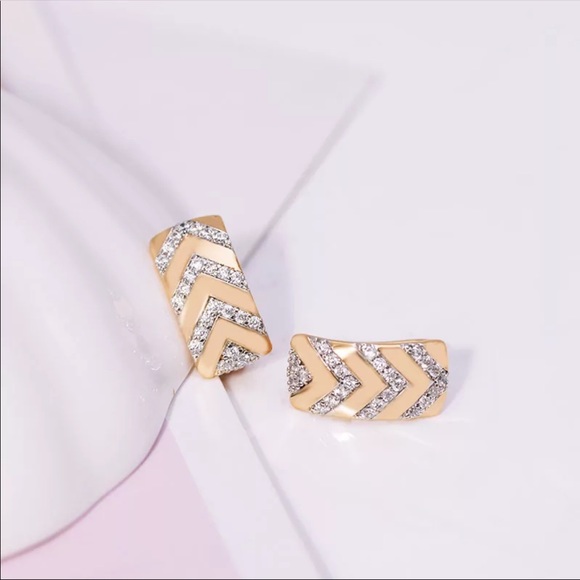 New Hot Mix 18K Gold Plated Arrow Hoop Earrings - Picture 2 of 6